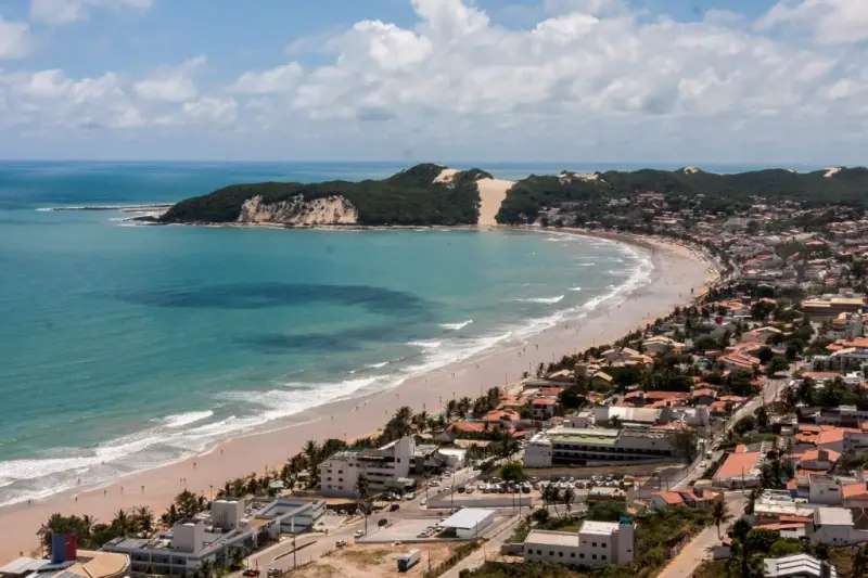 Praia de Ponta Negra com o Morro do Careca ao fundo